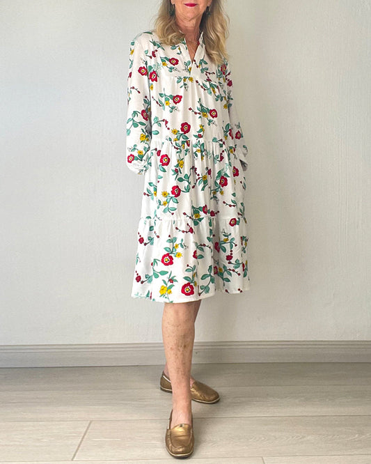 Elegantes Kleid mit V-Ausschnitt und Tasche und Rosendruck