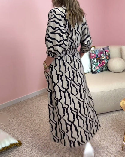Geometrisch bedrucktes Kleid mit Taschen