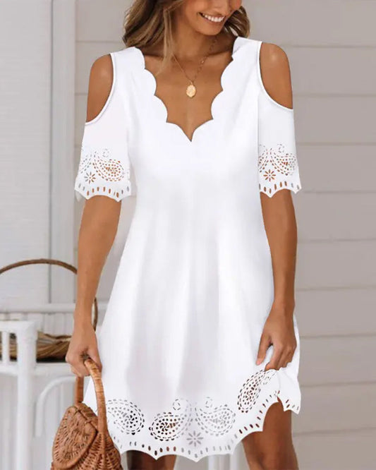 Modefest- Kleid mit kalter Schulter aushöhlen Weiß