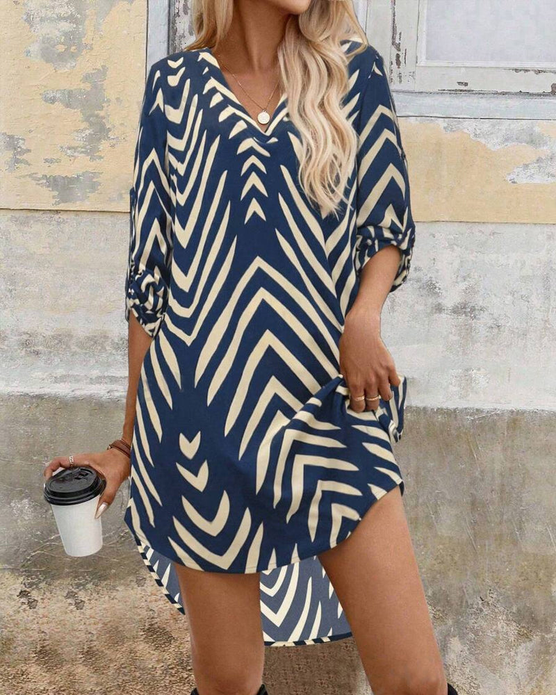 Fashionable v-shaped printed dress with three-quarter sleeves and irregular fit