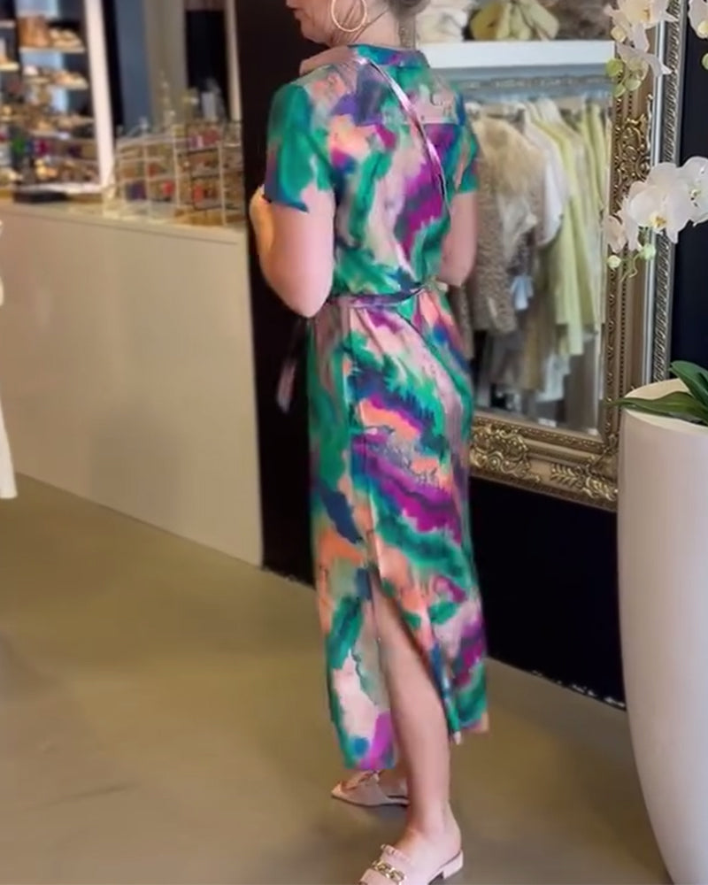 Modefest- Kleid mit buntem aufdruck und revers sowie knöpfen