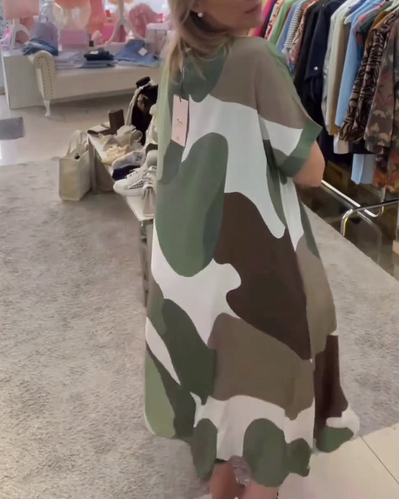 Robe camouflage à manches courtes et col en V