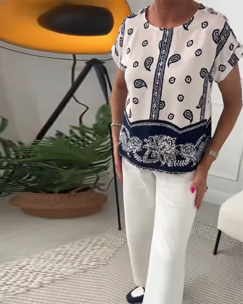 Blusa de manga curta com gola redonda e estampa contrastante