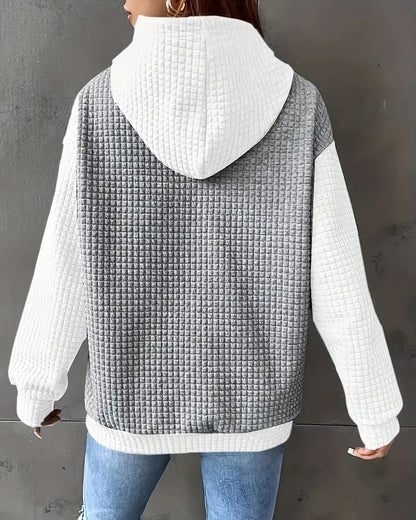 Lässiger kapuzenpullover mit patchwork-tasche und schnürung