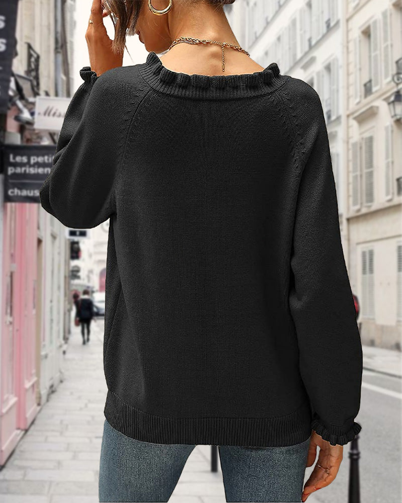 Lässiger, einfarbiger pullover mit reversknopf und rüschen