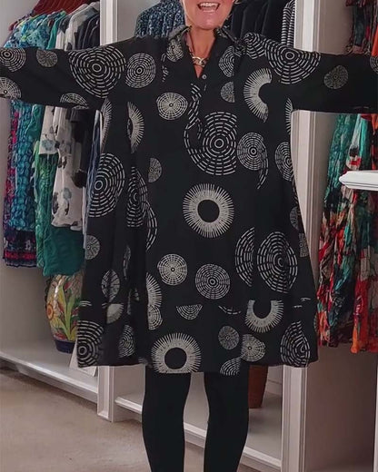 Lässiges Kleid mit Revers und geometrischem Print