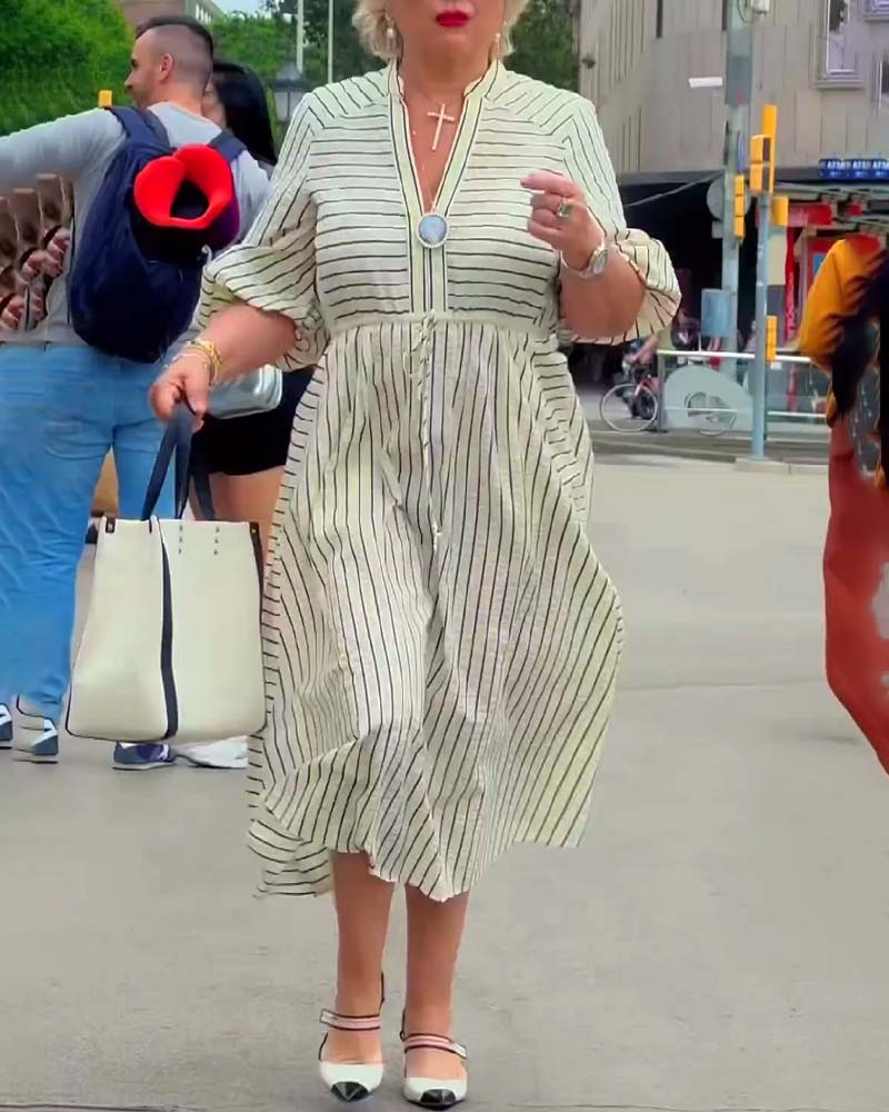 Vestido con cuello de pico, mangas farol y estampado de rayas