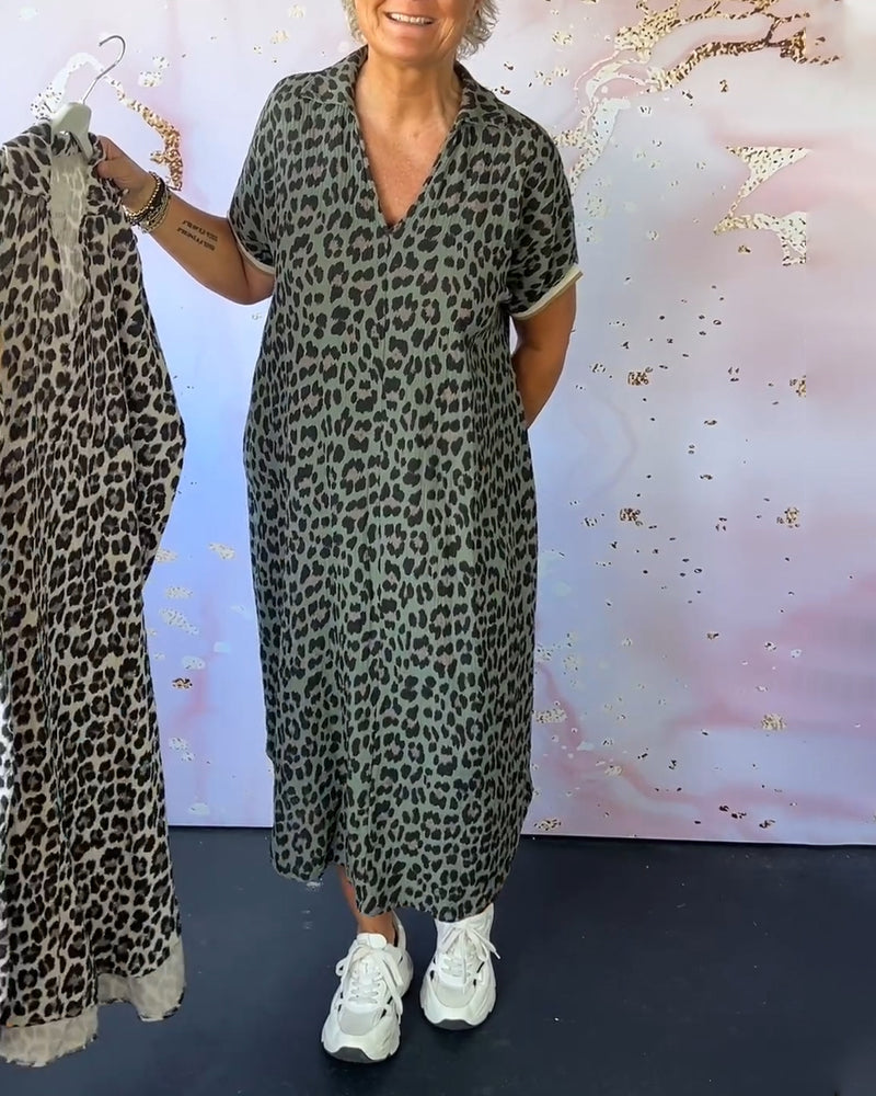 Kurzärmliges kleid mit leopardenmuster und v-ausschnitt