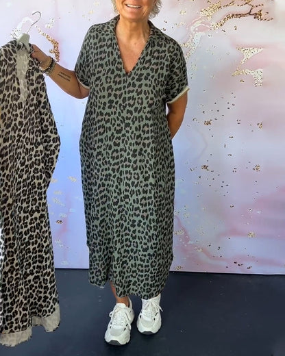 Vestido manga curta com estampa de leopardo e decote em V