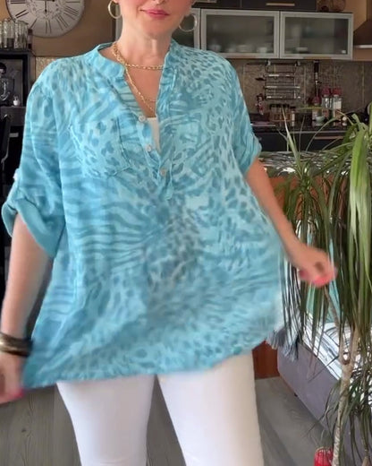 Modefest- Bedruckte bluse mit v-ausschnitt, taschenknopf und dreiviertelärmeln