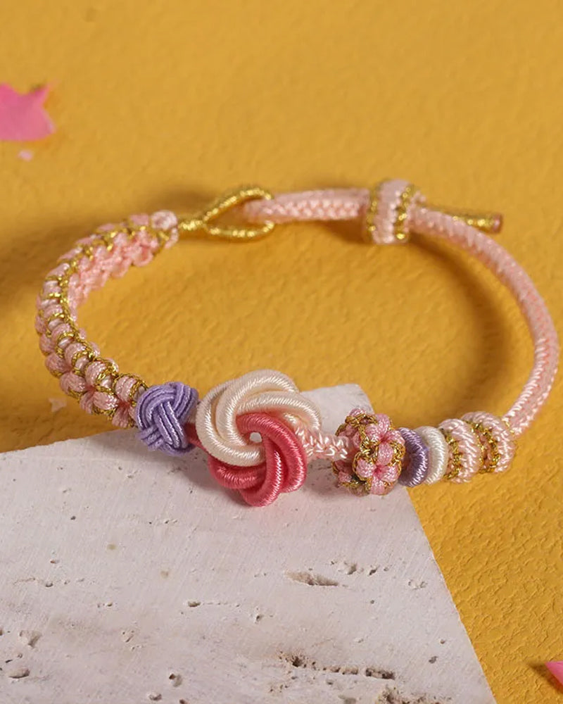 Pulsera con nudos de flor de durazno