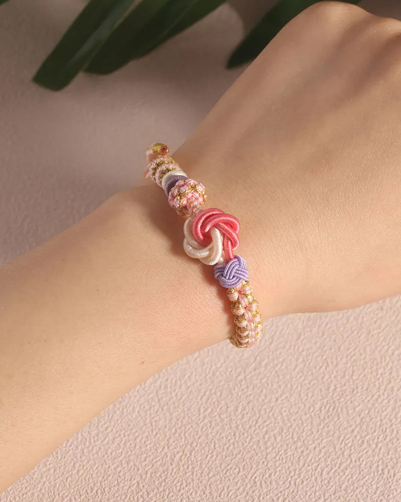 Pulsera con nudos de flor de durazno