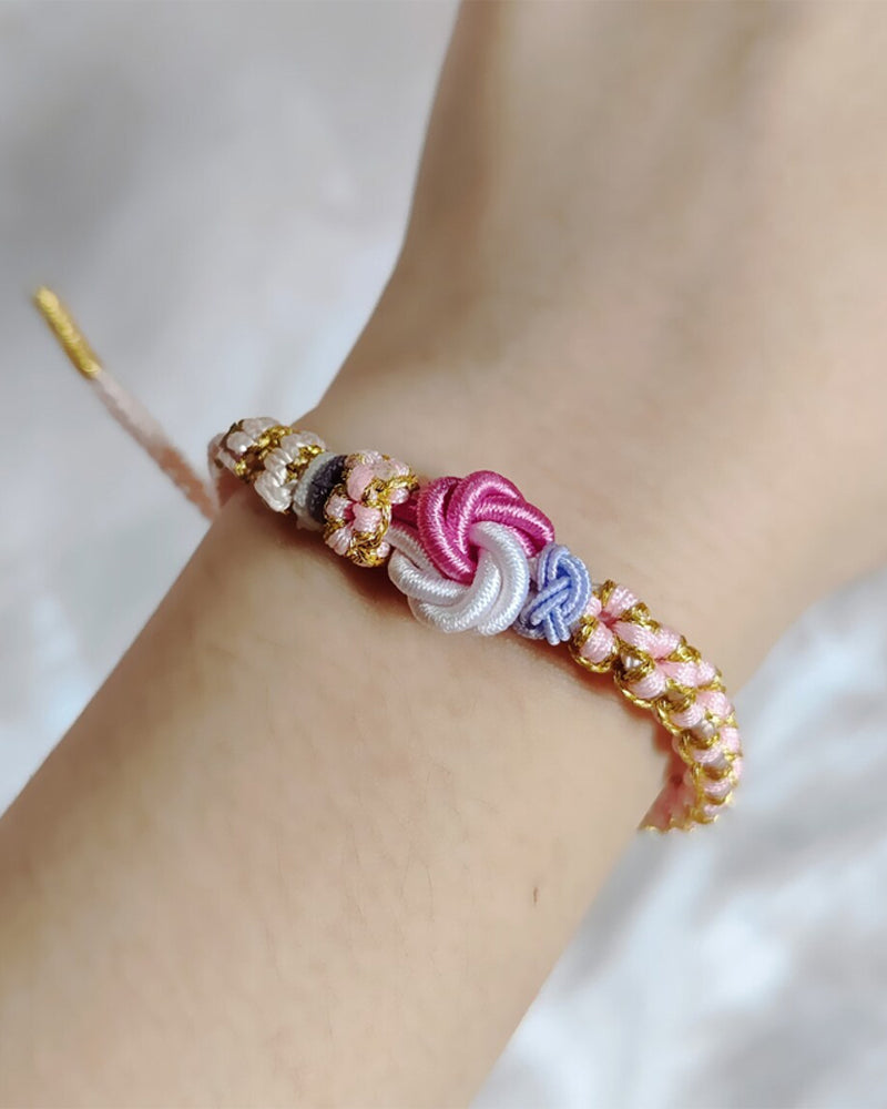 Pulsera con nudos de flor de durazno