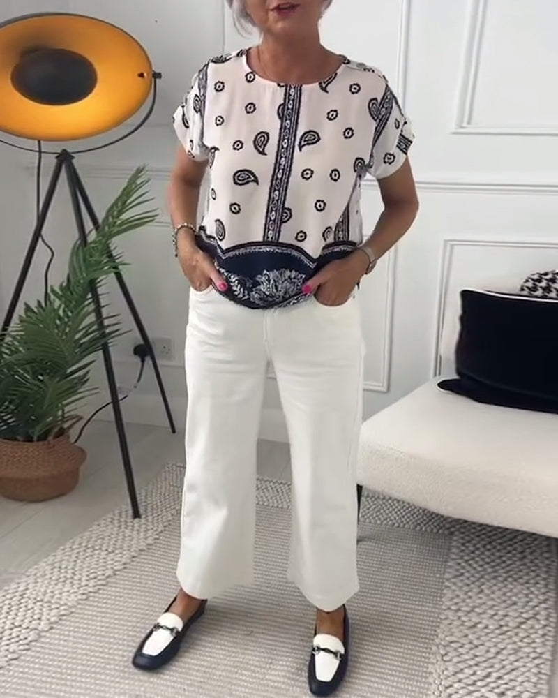 Blusa de manga curta com gola redonda e estampa contrastante