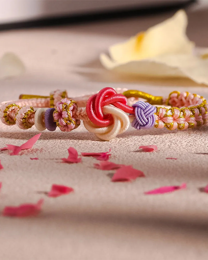 Pulsera con nudos de flor de durazno