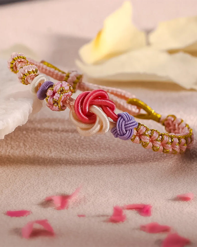 Pulsera con nudos de flor de durazno