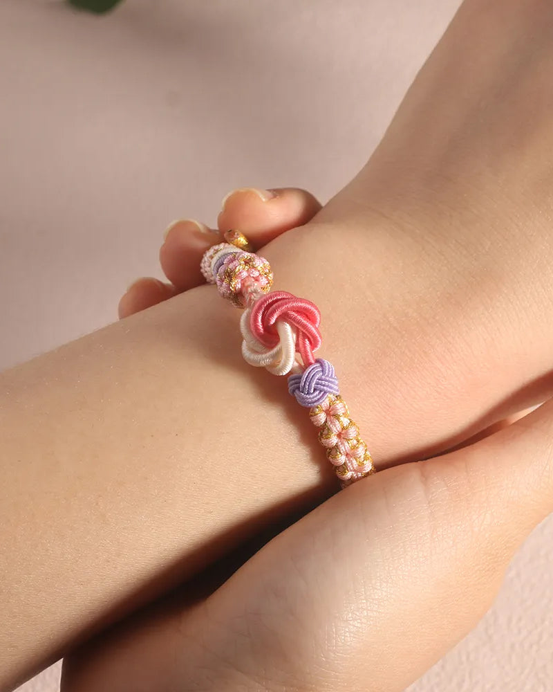 Pulsera con nudos de flor de durazno