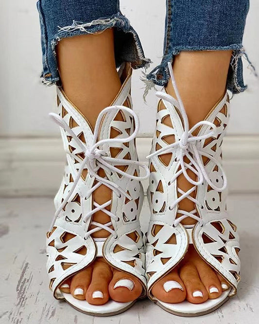 Modefest- Flache Sandalen im Ethno-Stil mit Ausschnitt Weiß