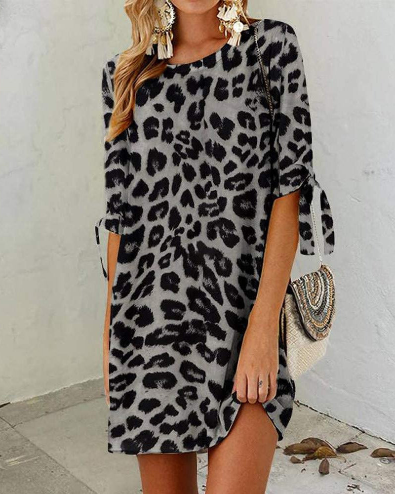 Modefest- Kleid mit Rundhalsausschnitt im Leopardenmuster Grau