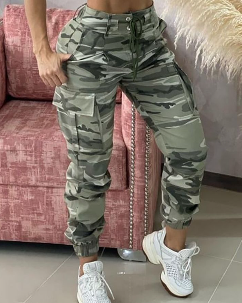 Modefest- Cargohose mit Camouflage-Print Camouflage