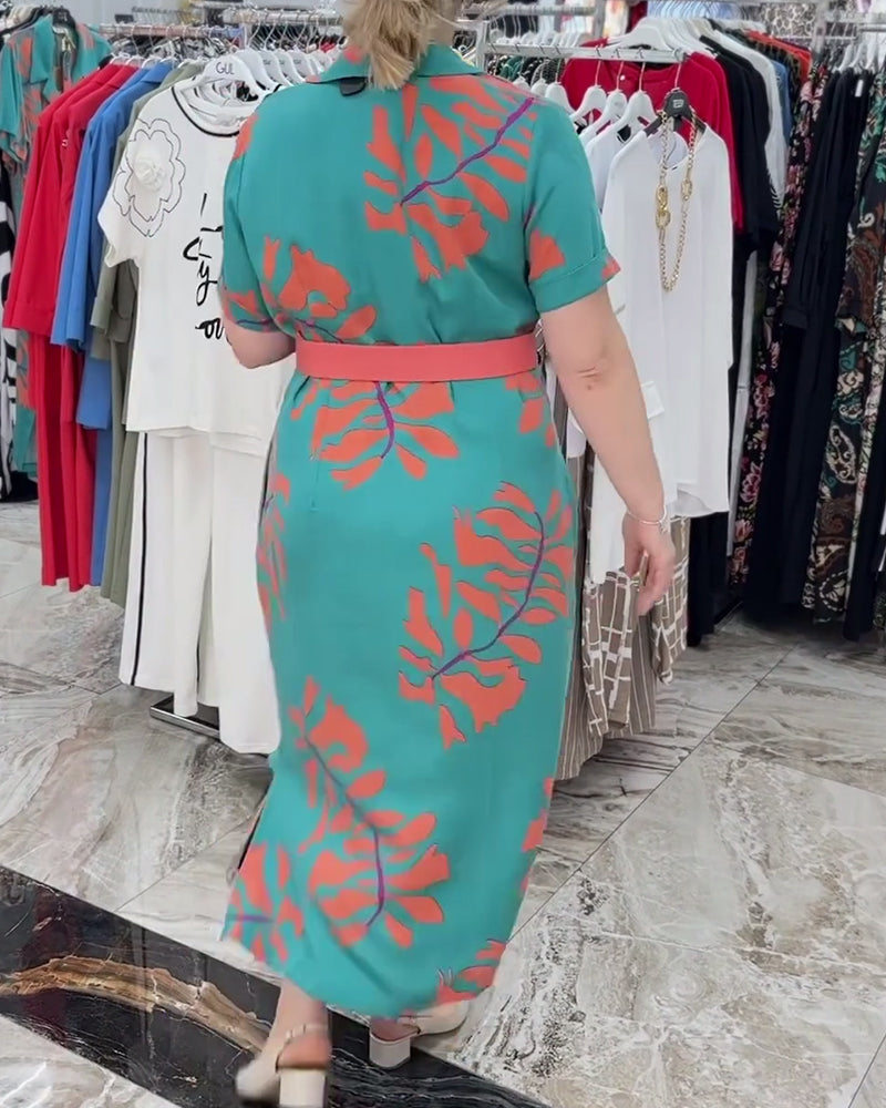 Elegantes kleid mit blätterprint am revers