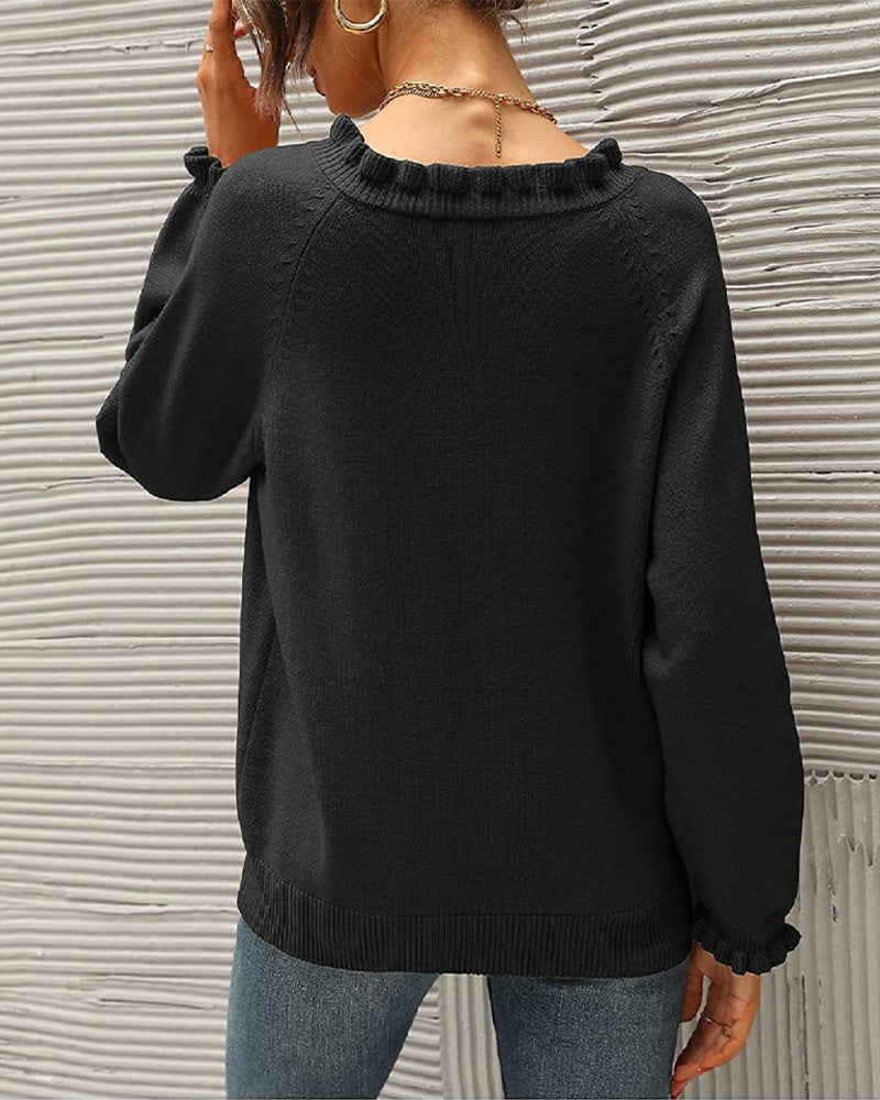 Lässiger, einfarbiger pullover mit reversknopf und rüschen