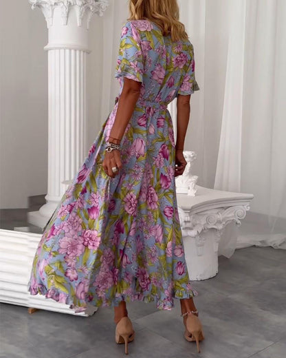 Vestido de férias com padrão floral e mangas com cordões e sino