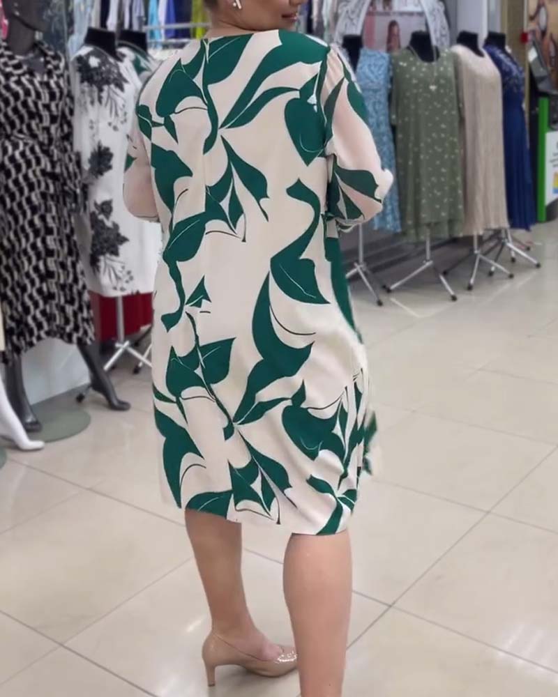 Casual, loose dress with round neck and leaf print