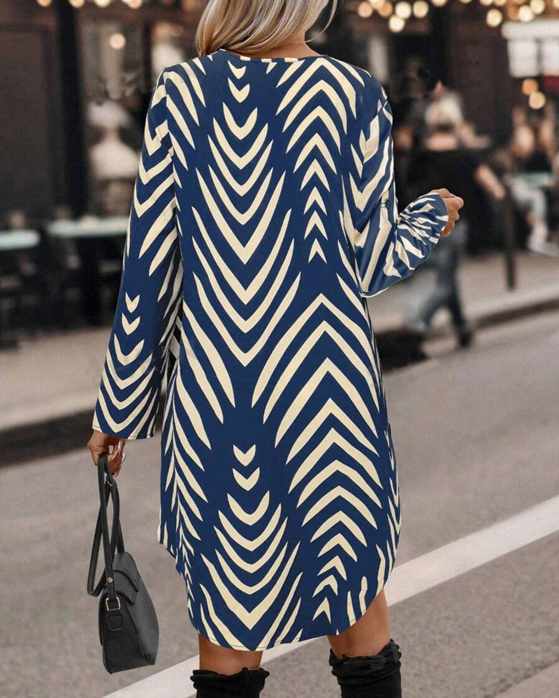 Fashionable v-shaped printed dress with three-quarter sleeves and irregular fit