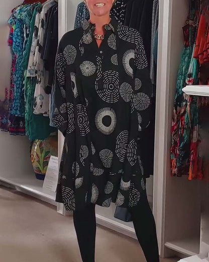 Lässiges Kleid mit Revers und geometrischem Print