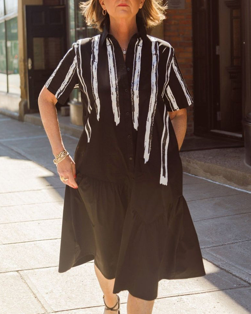 Vestido de manga curta com estampa listrada e gola de lapela