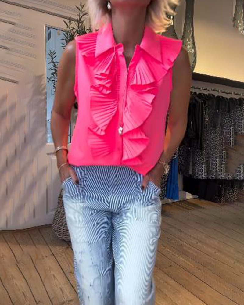 Fashionable sleeveless blouse with ruffles and lapels