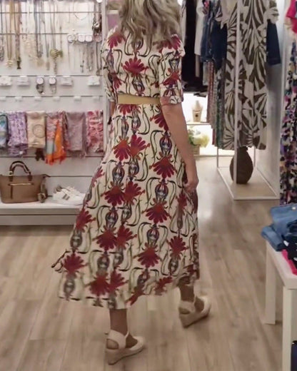 Vestido com estampa vintage e fenda na lapela