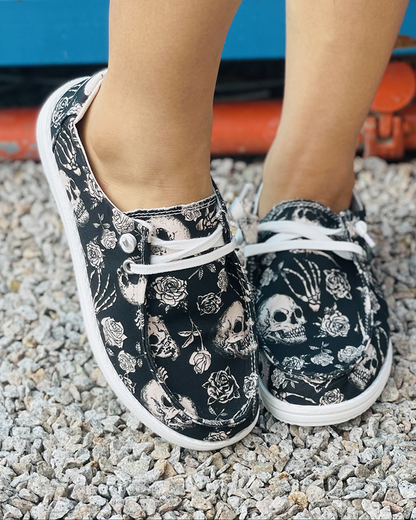 Bedruckte Segeltuchschuhe mit Halloween-Motiven