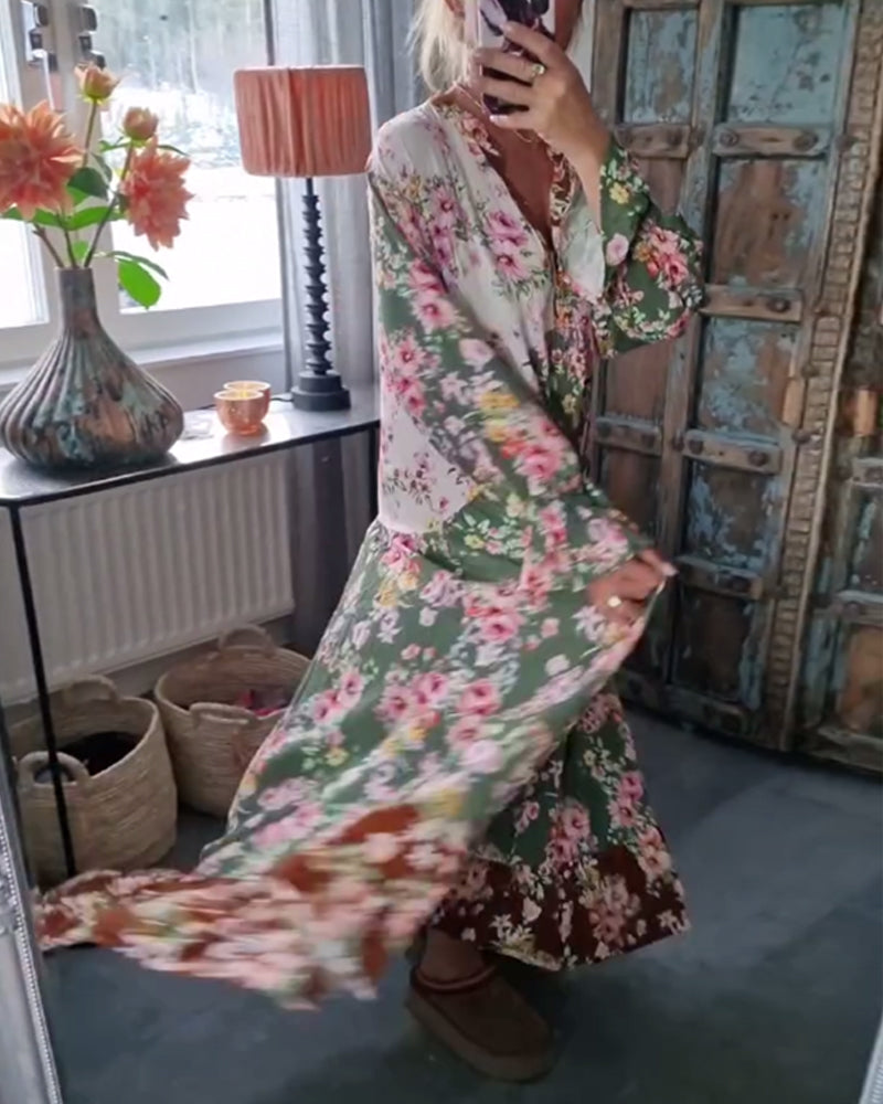 Lockeres kleid mit blumenkontrast