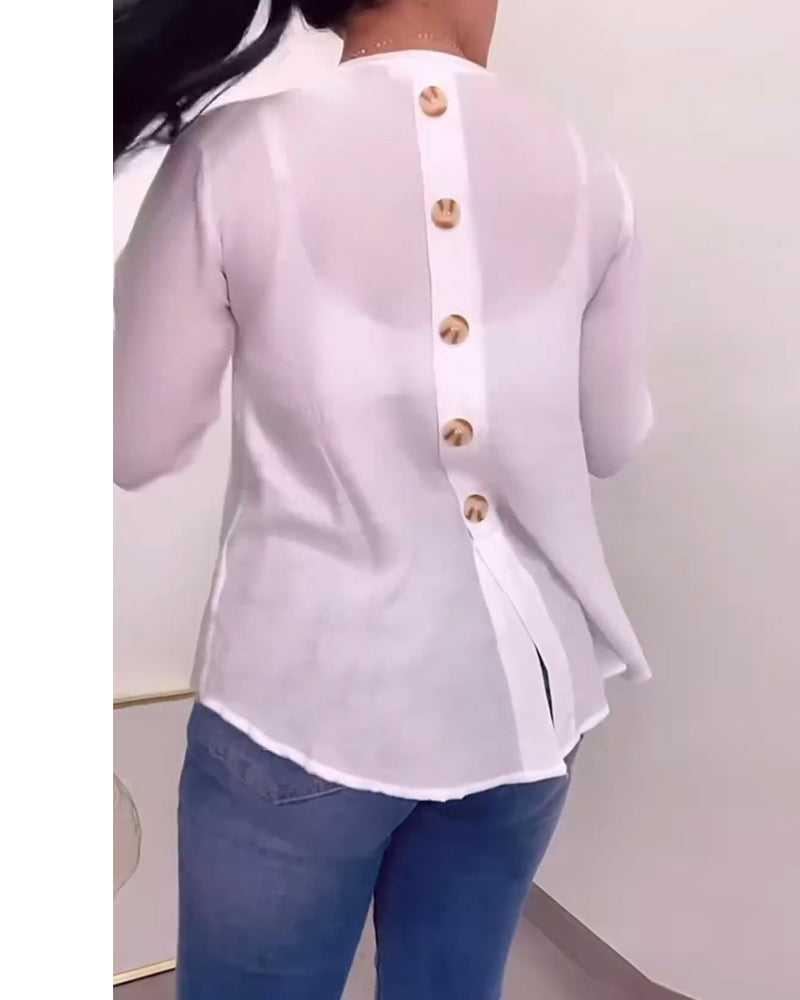 Blusa sencilla con escote en pico y bolsillos lisos.