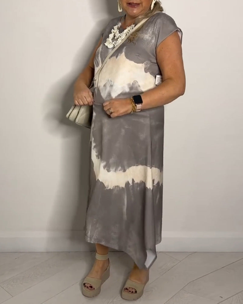 Lässiges kurzarmkleid mit batikdruck