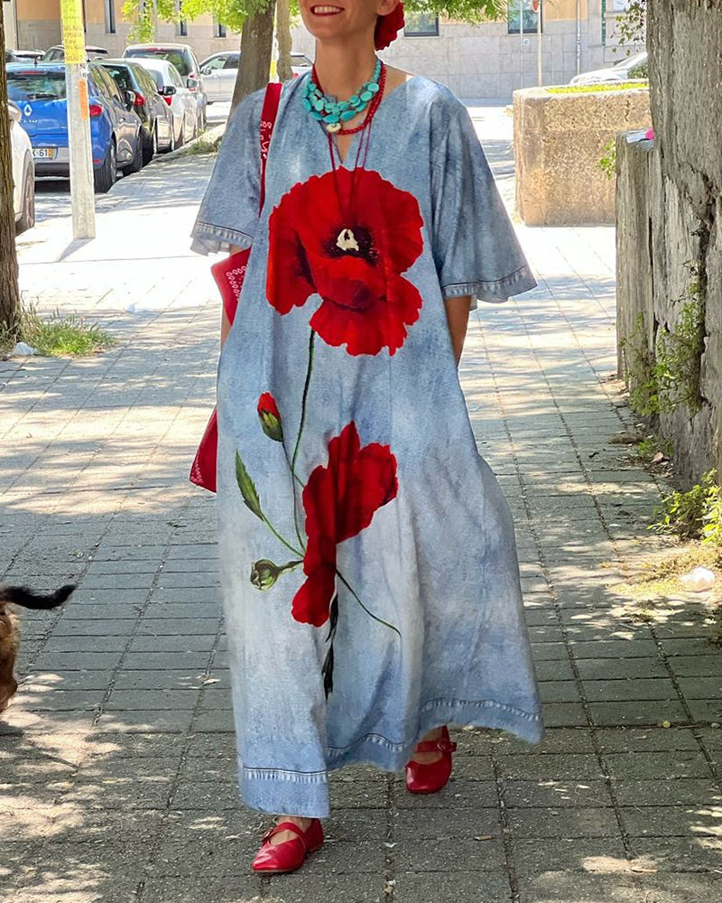 Vestido casual suelto con estampado floral y escote en pico.