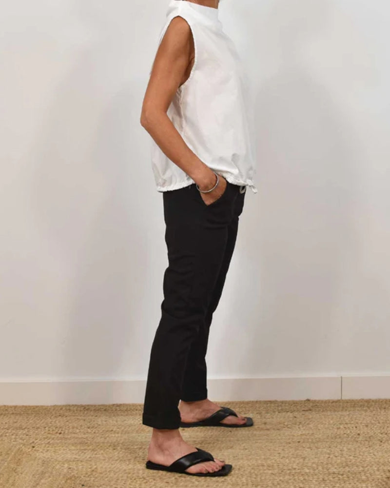 Fashionable, plain, sleeveless blouse with stand-up collar and drawstring