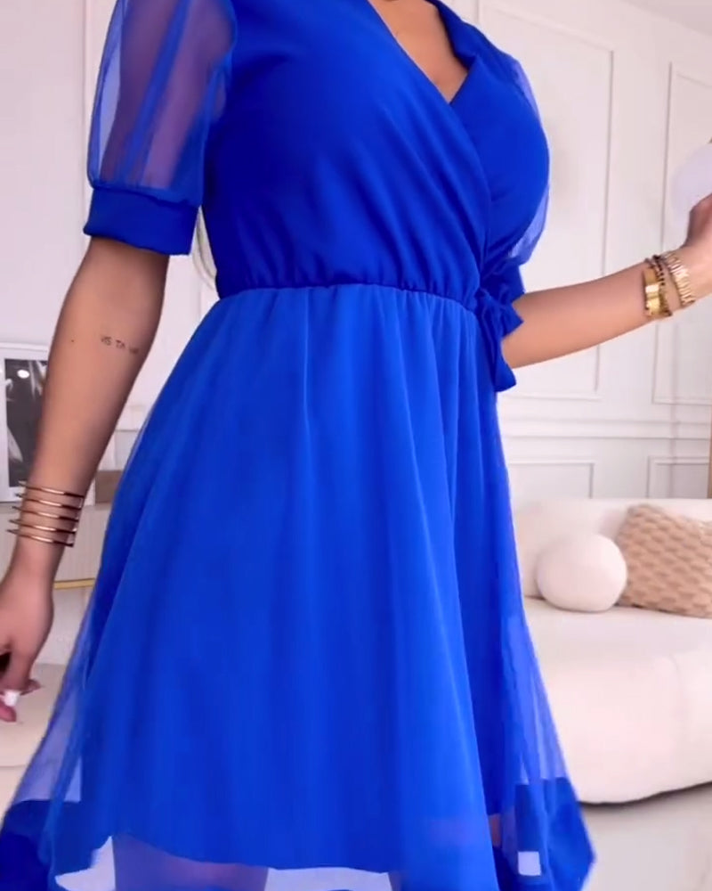 Modefest- Elegantes Kleid in Volltonfarbe mit Netznähten