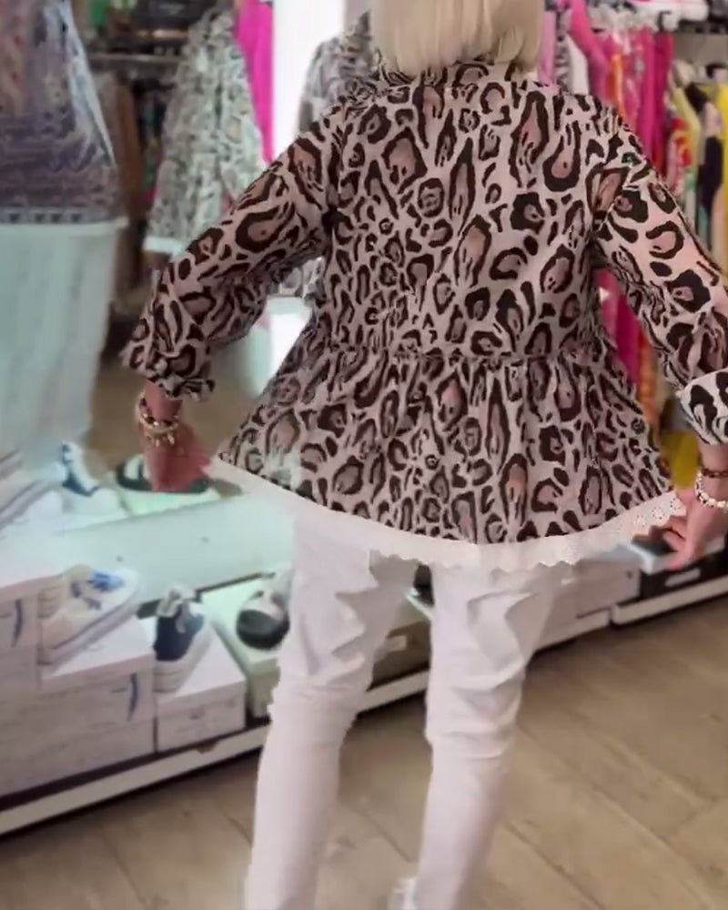 Modische bluse mit leopardenmuster und reversknopf