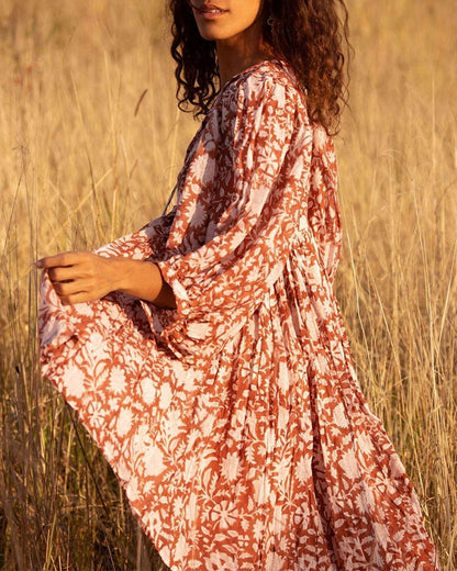 Elegante vestido plisado con estampado en contraste