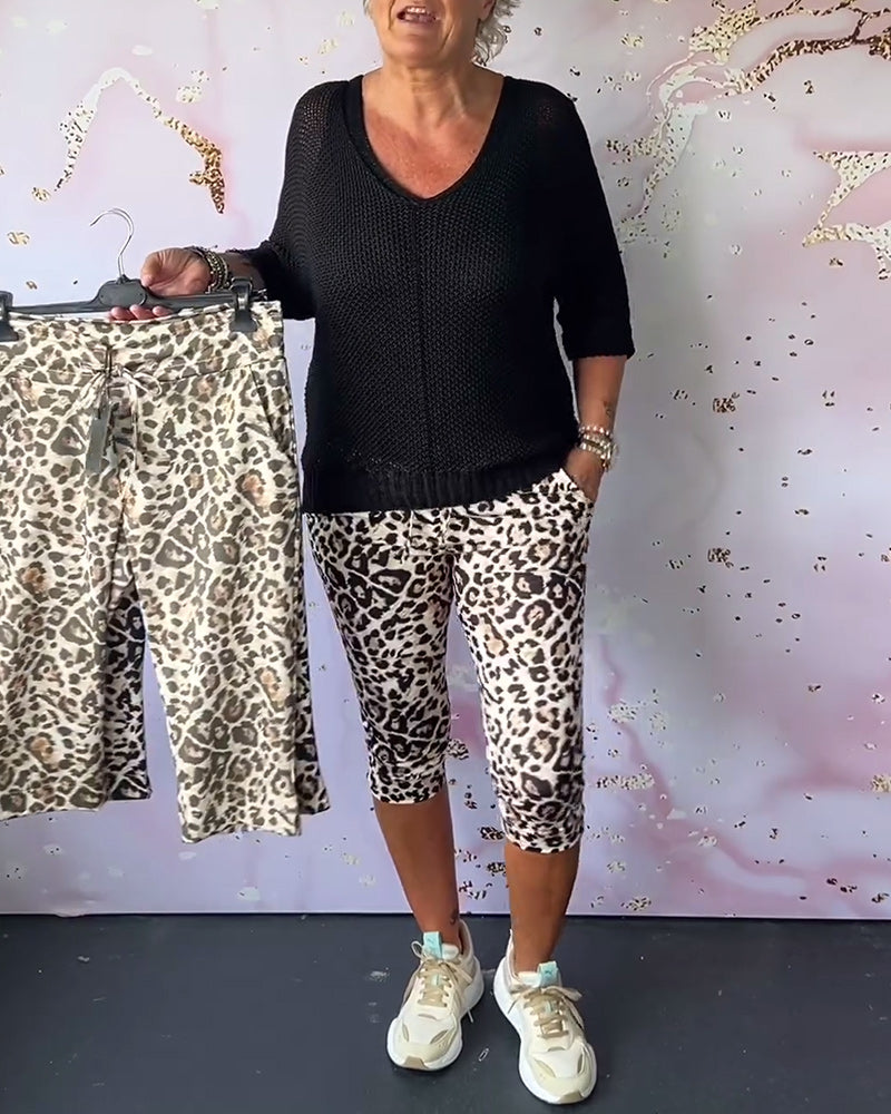 Slim fit shorts with leopard print