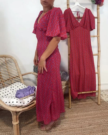 Vestido estampado con escote en pico y espalda descubierta.