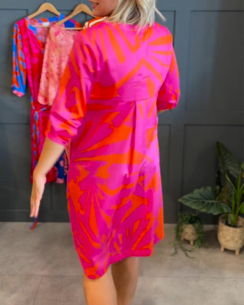 Vestido casual suelto estampado con cuello en pico y manga tres cuartos