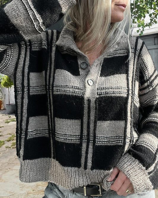 Lässiger pullover mit kontrastierendem karomuster, stehkragen und knopf