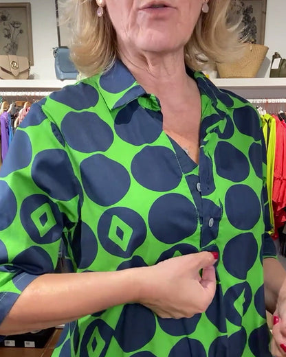 Lässige bluse mit geometrischem muster und taschenknöpfen