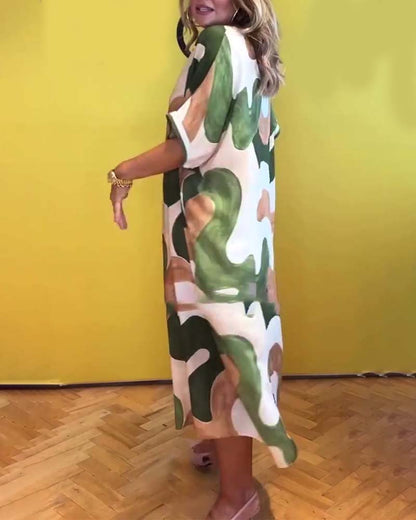 Vestido casual de manga curta com decote em V e estampa em cores contrastantes