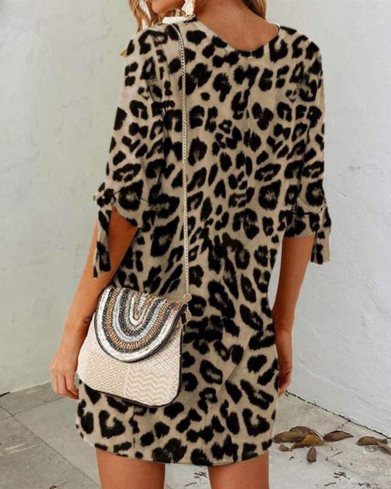 Modefest- Kleid mit Rundhalsausschnitt im Leopardenmuster