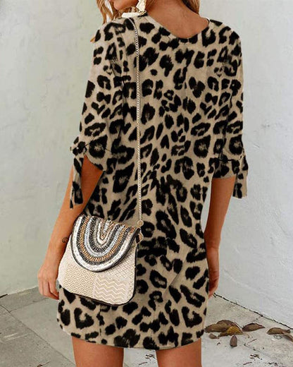 Modefest- Kleid mit Rundhalsausschnitt im Leopardenmuster
